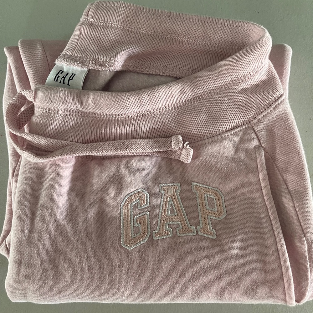 GAP soft jogger in light pink. Drawstring waist with elastic cuffs. Pockets!